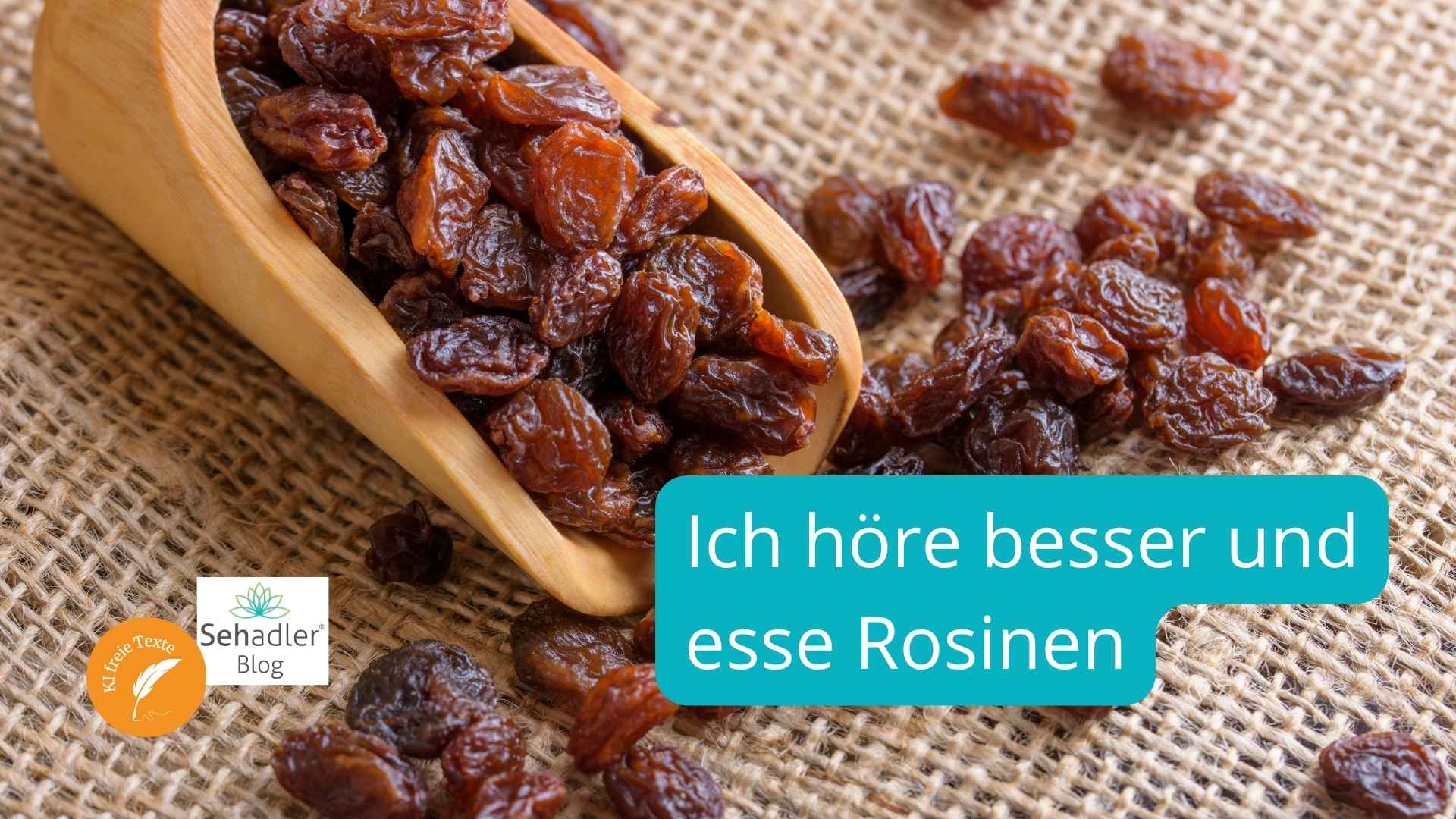 leckere braune Rosinen und eine Holzschütte liegen verstreut auf einem Jutesack