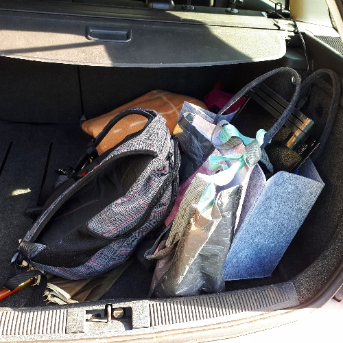 Rucksack und Taschen im Kofferraum eines Autos